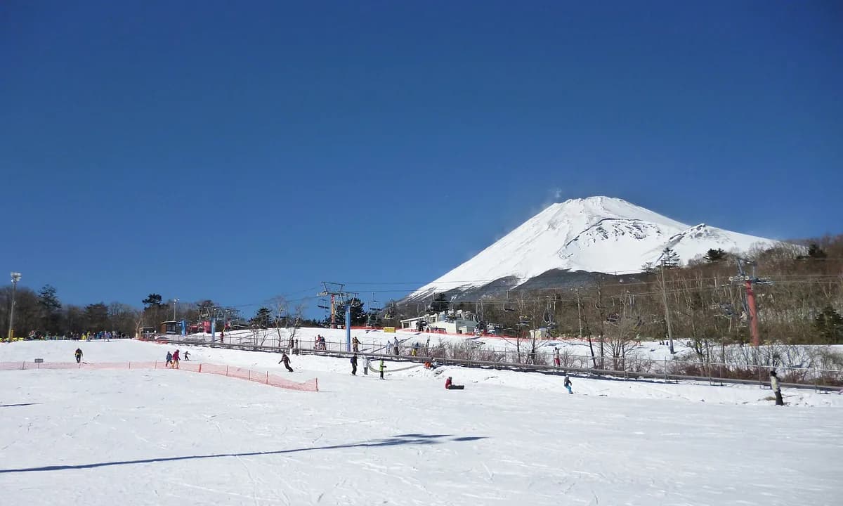 Main Salju di Fujiten Berlatar Gunung Fuji