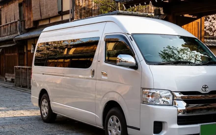 Van besar Toyota Hiace Commuter putih untuk grup besar di Jepang